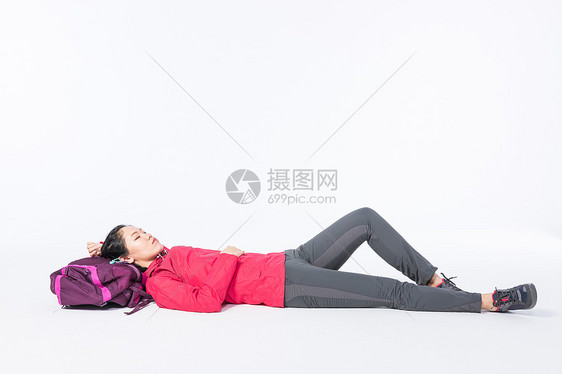 远足女性睡觉图片