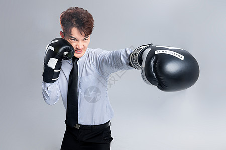 年轻商务男子戴着拳击手套背景图片