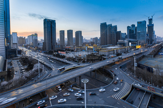 城市高架车流延时摄影图片