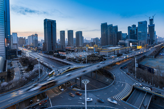 城市高架车流延时摄影图片