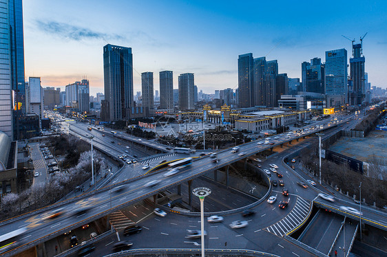 城市高架车流延时摄影图片