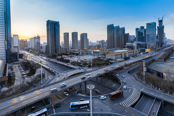 城市高架车流延时摄影图片