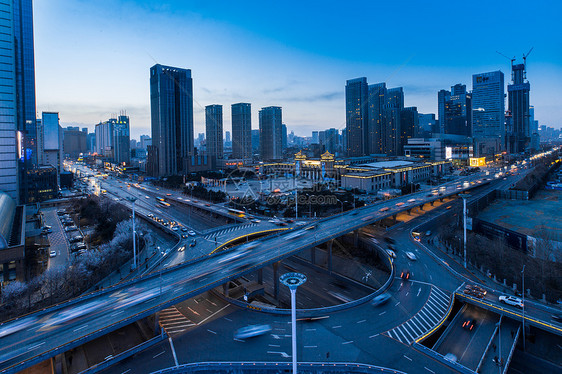 城市高架车流延时摄影图片