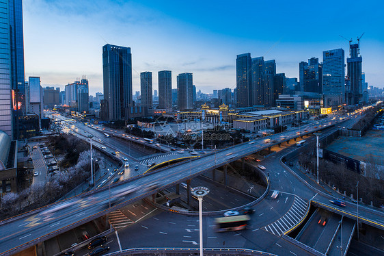 城市高架车流延时摄影图片