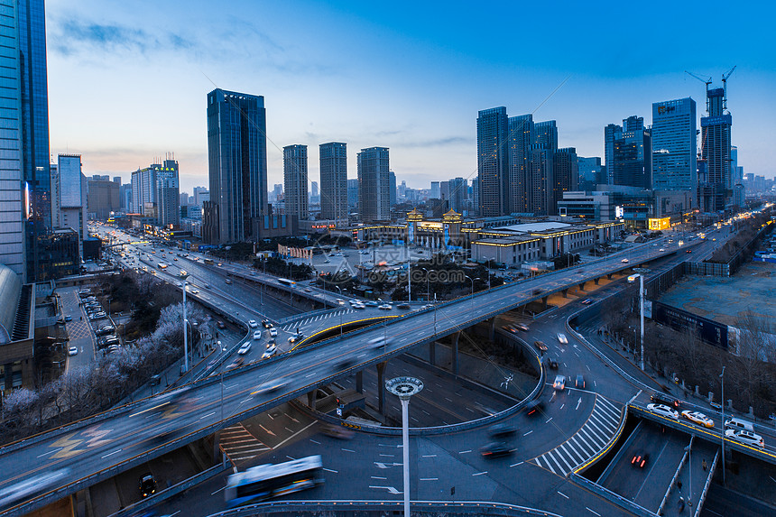 城市高架车流延时摄影图片