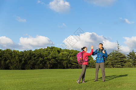 登山人物户外远足年轻情侣击掌背景