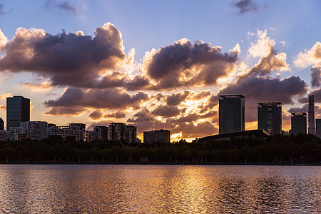 夕阳下的城市风景图片