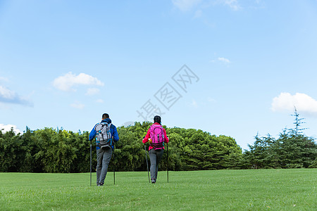 青春蓝天户外远足情侣背影背景