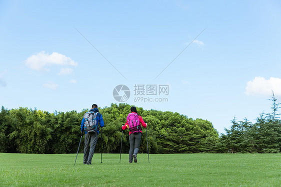 户外远足情侣背影图片