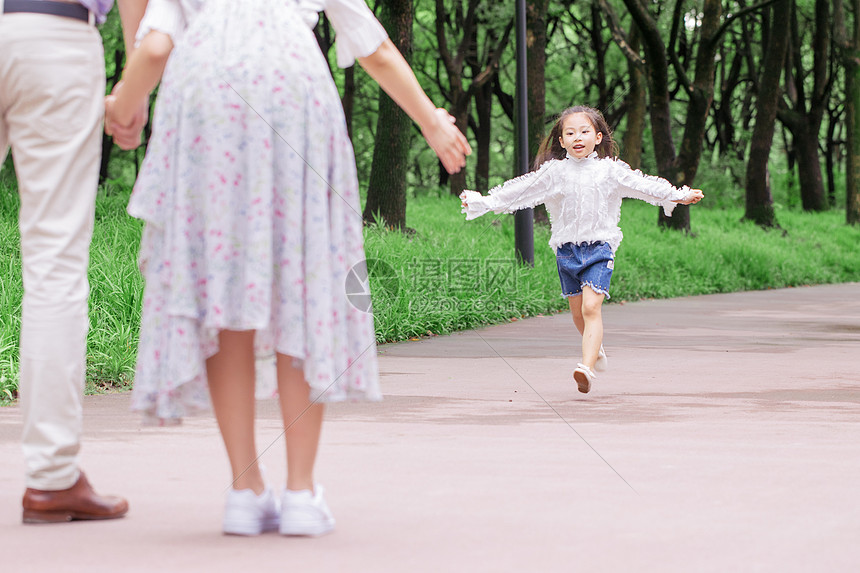 孩子向父母奔跑图片