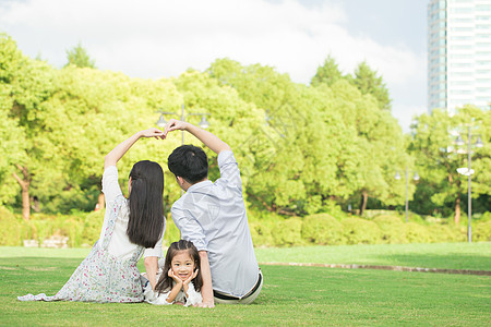 公园草地一家三口幸福背影背景