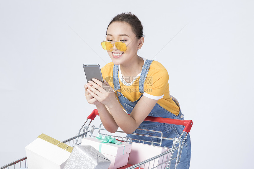 女性手机购物图片