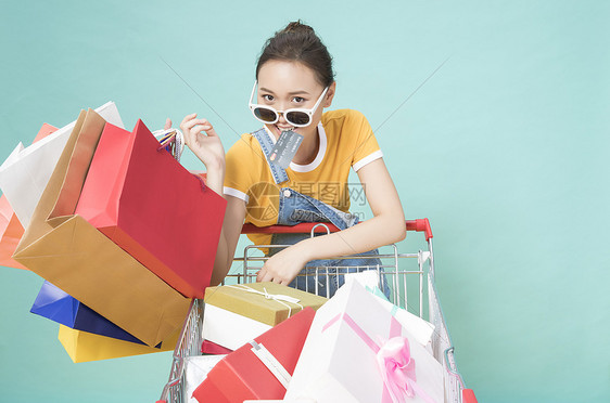 女性购物信用卡图片