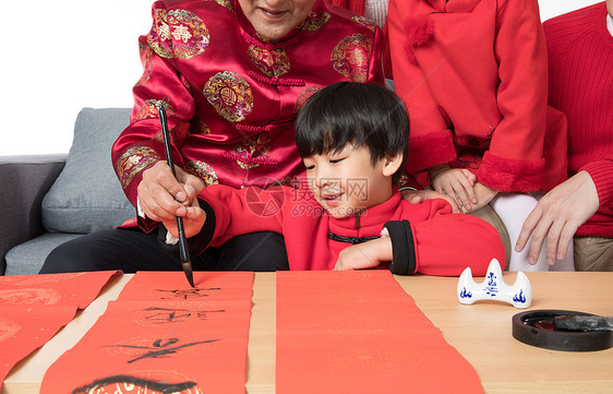 新年家庭写春联图片