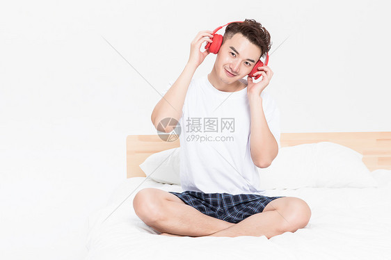 听歌的男生图片