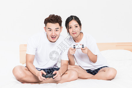 一起玩游戏机的情侣图片