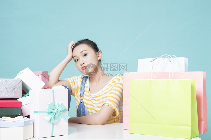 女性购物礼物图片