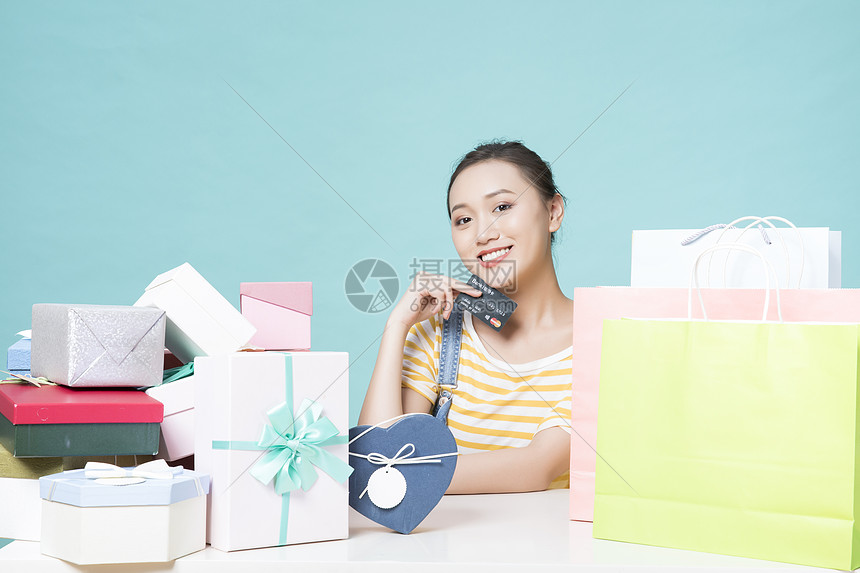 女性购物刷卡图片