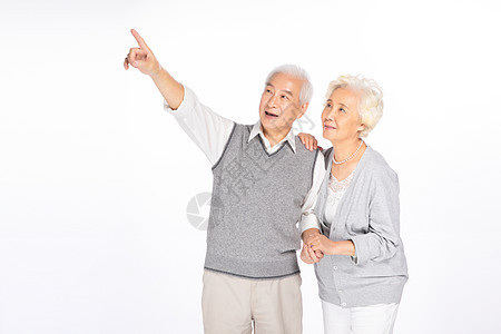 老年夫妻指向远方图片