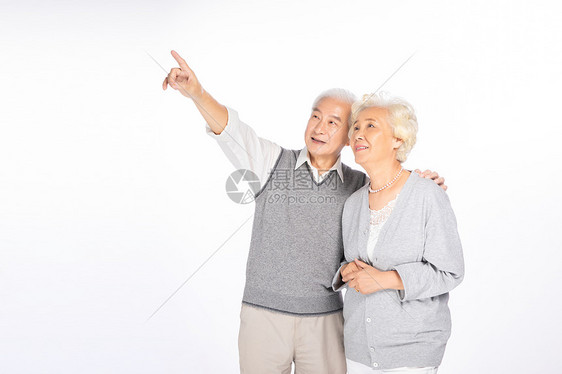 老年夫妻指向远方图片
