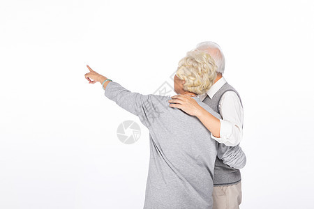老年夫妻指向远方背影图片