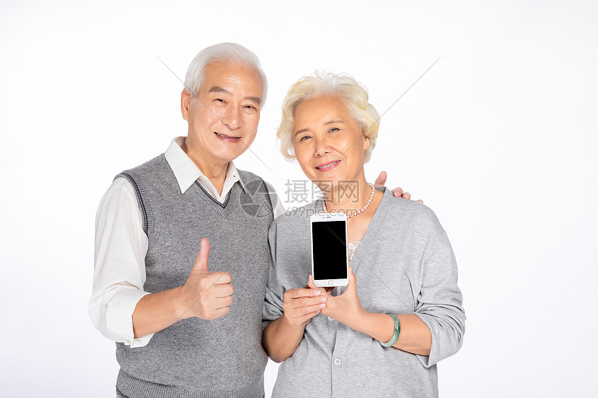 老年人手拿手机图片