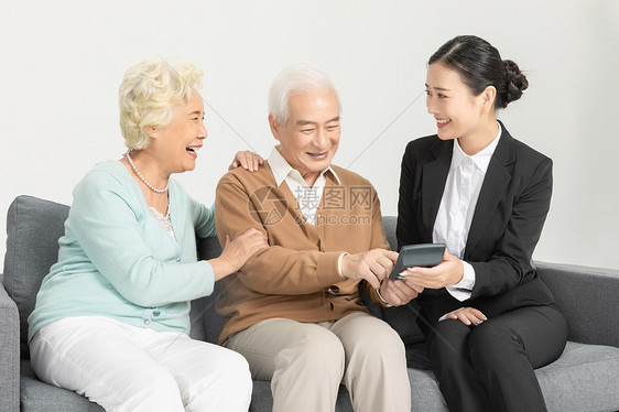 老年夫妻与财务顾问图片
