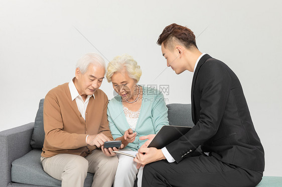 保险销售给老人算账图片