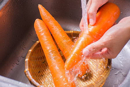 洗胡萝卜食物洗菜高清图片