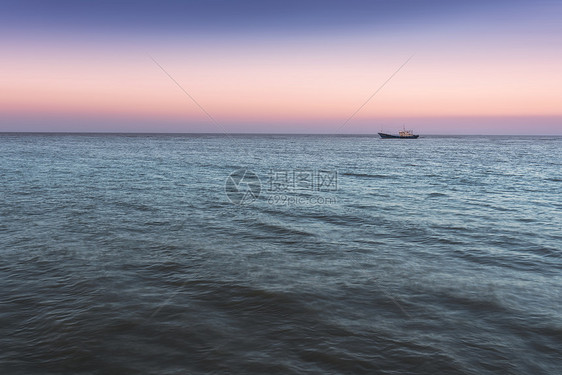 海上捕鱼船图片