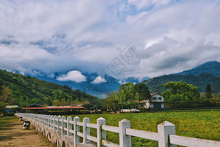 群山间的台湾花莲瑞穗牧场步道背景图片