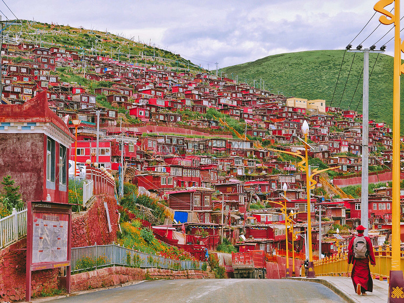 色达五明佛学院里独行的喇嘛高清图片下载 正版图片 摄图网