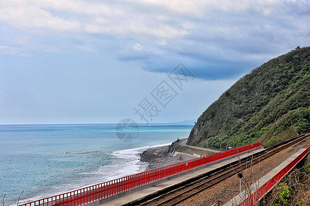 台湾最美多良车站的铁轨和太平洋图片