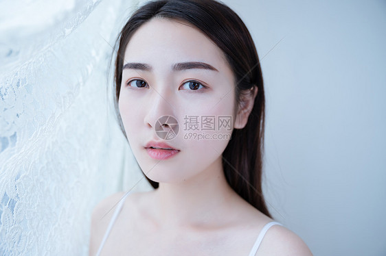 窗边美女写真图片