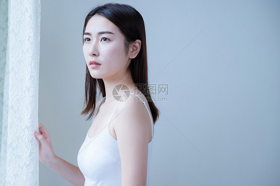 窗边美女写真图片