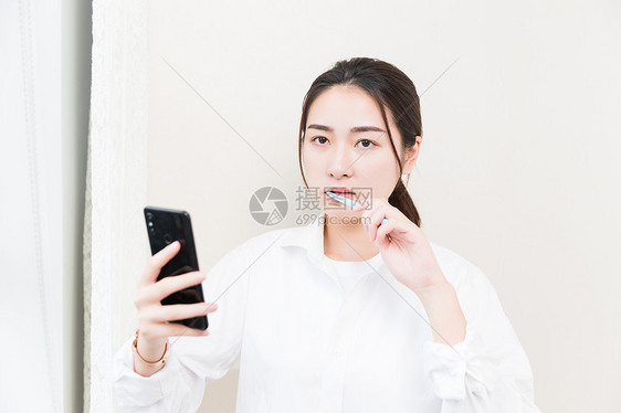 职业女性刷牙看手机图片