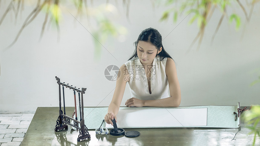 照片 人物情感 毛笔字 古风美女写书法.