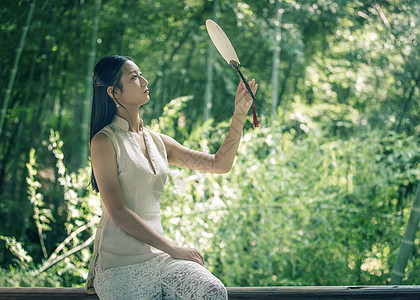 古风美女手执蒲扇图片