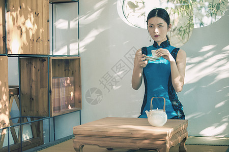 旗袍美女饮茶图片