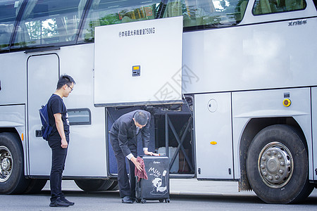 司机接送司机师傅帮忙拿取行李背景