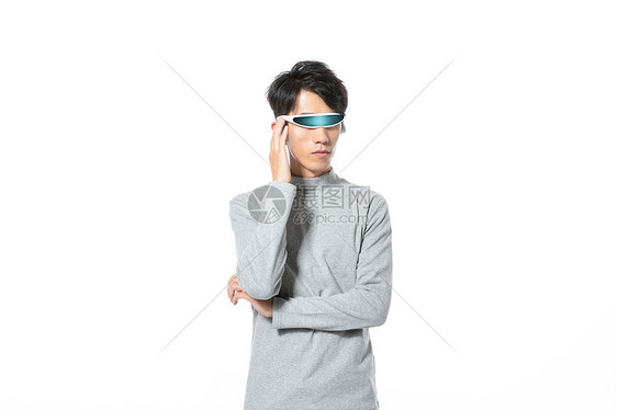 男青年戴虚拟现实眼镜图片