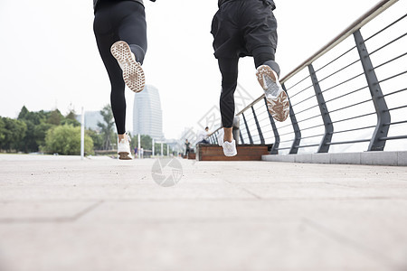 男女青年跑步背影图片