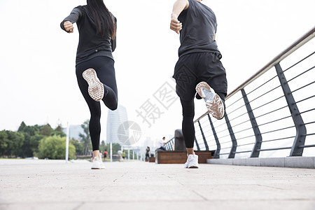 男女青年跑步背影背景图片