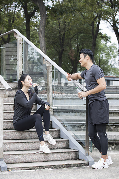 男女青年运动休息喝水图片