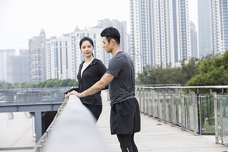 青年男女扶栏休息聊天图片