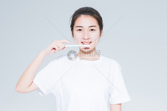 青春女性牙齿美白图片