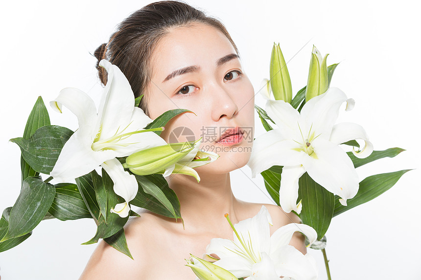 美妆女性和百合花高清图片下载 正版图片 摄图网