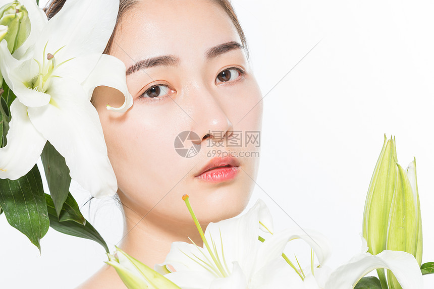 美妆女性和百合花高清图片下载 正版图片 摄图网