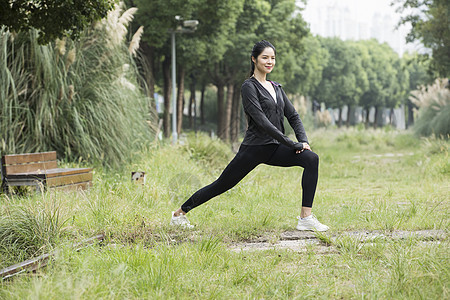 女性户外健身图片