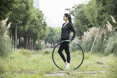 女性户外健身呼啦圈图片